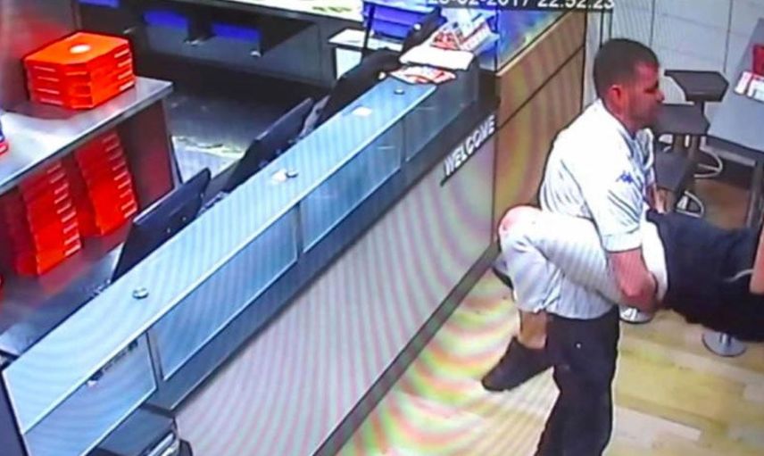İngiltere'de skandal olay! Pizza beklerken tezgahta birlikte olmaya başladılar