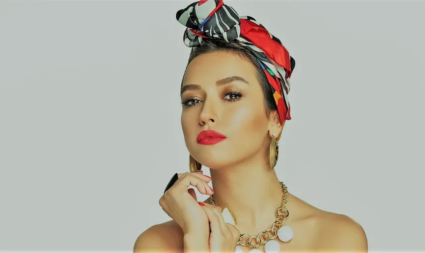 Tuğba Yurt Sahne Performansıyla Beğeni Topladı