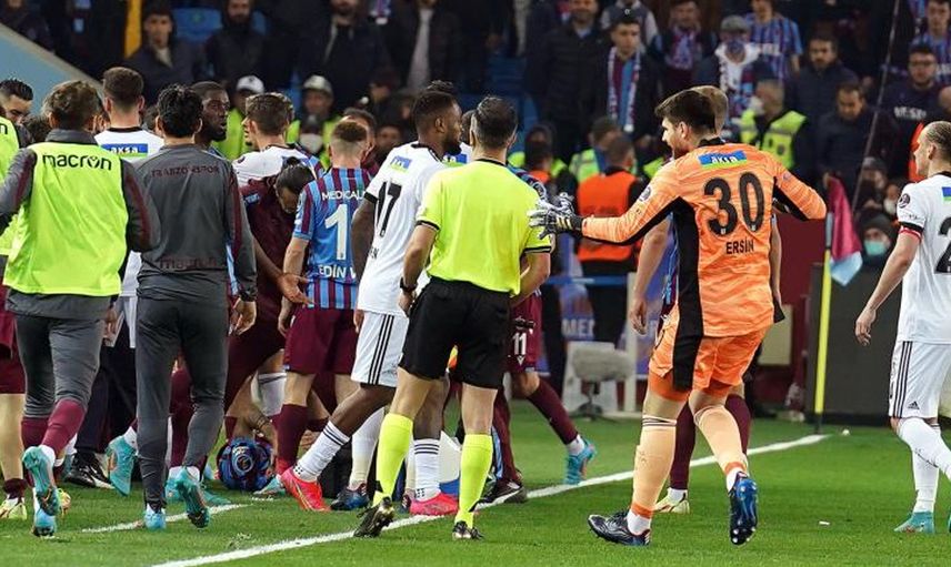 Tümer Metin, Trabzonspor - Beşiktaş maçında Cyle Larin'in pozisyonuna benzer bir olayı kendisinin de yaşadığını söyledi! Kırmızı kart kararı doğru dedi