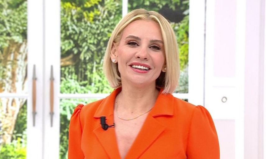 Türk televizyonunda bir ilk Esra Erol küsen çifti barıştırmak için stüdyoda her şeyini çıkarıp koştu