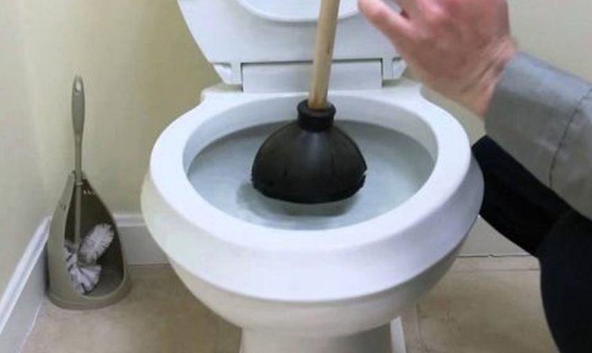 Tuvaletleri tıkanan aile tamircinin borudan çıkardıkları karşısında gözlerine inanamadı!