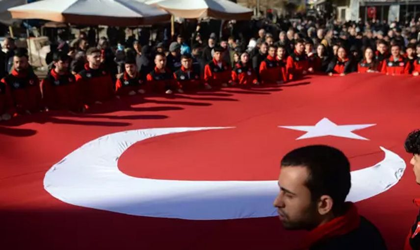 Türkiye'nin şehitlerine ağlıyor: Son yolculuklarına uğurlandılar