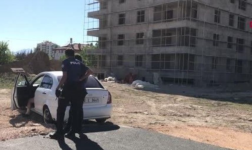  Aracında Oturan Adam: Hava Sıcaktı Çıkardım