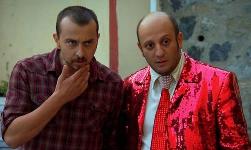 Serkan Keskin ve Meriç Aral tatilde aşka geldi! İkili denizin ortasında kimseyi umursamadan yakınlaştı o anlar Bebek Sahili rezaletini akıllara getirdi