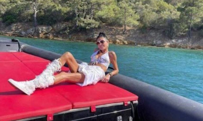 Süreyya Yalçın'dan Tepki Çeken Pozlar! Yangına Karşı Poz Verdi
