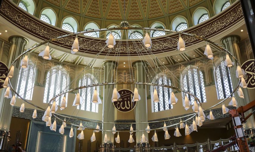 Taksim Camii’sinin Dev Avizesi Takıldı