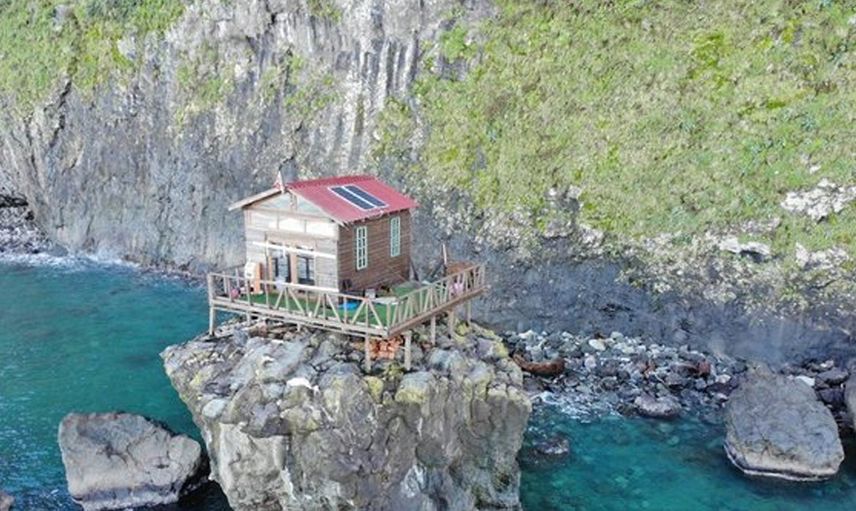 Artvin’de kayanın üzerine barınak inşa edildi