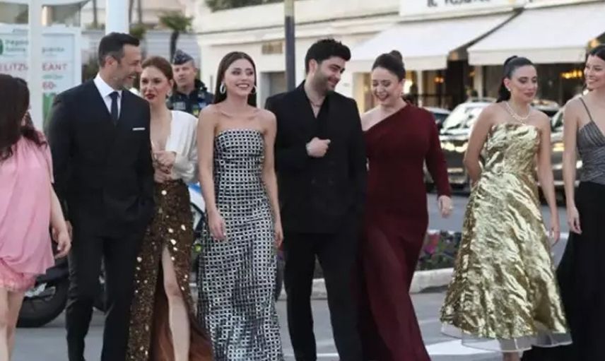 Kızılcık Şerbeti ekibi Cannes'da! Dizinin Nilay'ı Feyza Civelek kombiniyle dillere düştü: ''Bu ne rüküşlük!''