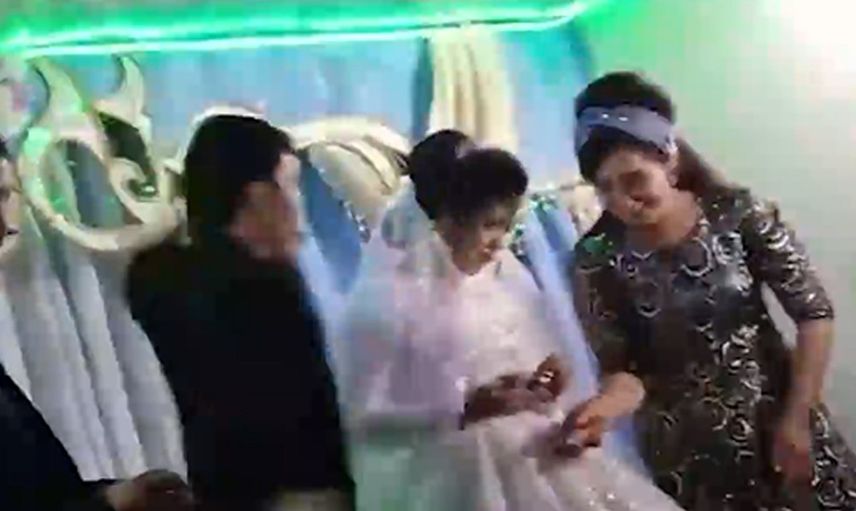Allah kocanın hayırlısını ve akıllısını versin! Damat herkesin içinde öyle bir sebep için geline vurdu ki, davetliler şok geçirdi