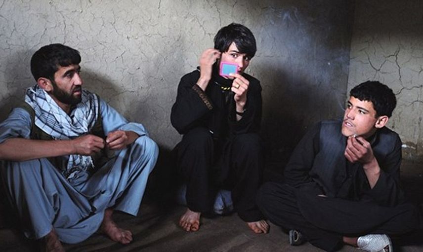 Afganistan'da iğrenç gelenek! Erkek çocuklarına yaptıkları mide bulandırıyor