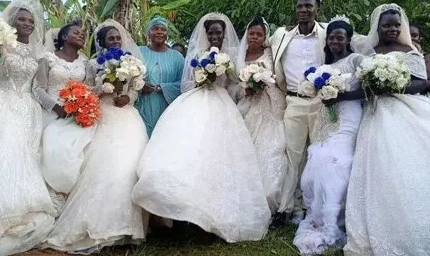 Uganda'da akıllara zarar düğün! 7 kadınla aynı anda dünyaevine girdi