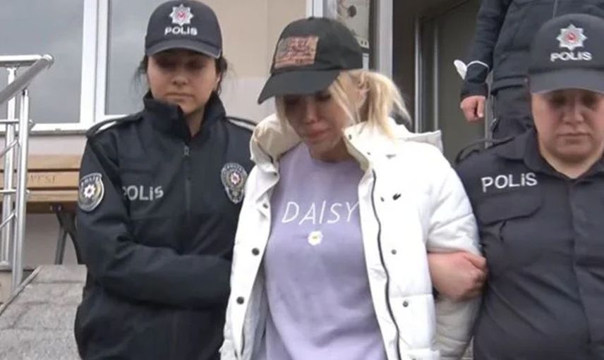 Esra Ceyda kardeşler hapsi boyladı! Esra Ersoy'un ardından şimdi de uyuşturucu baskını yiyen Ceyda tutukladı