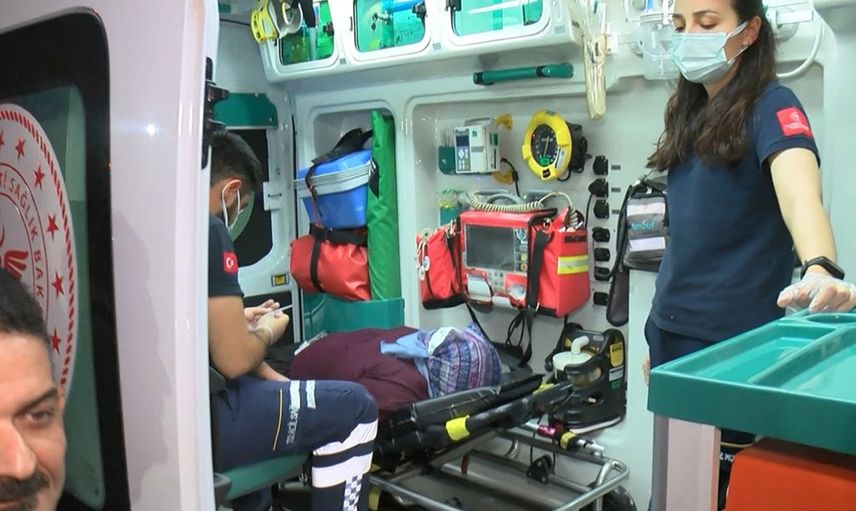 Uludağ’da Kaybolup Üç Gün Sonra Sağ Bulunan Kadını Jandarma Sırtında Taşıdı