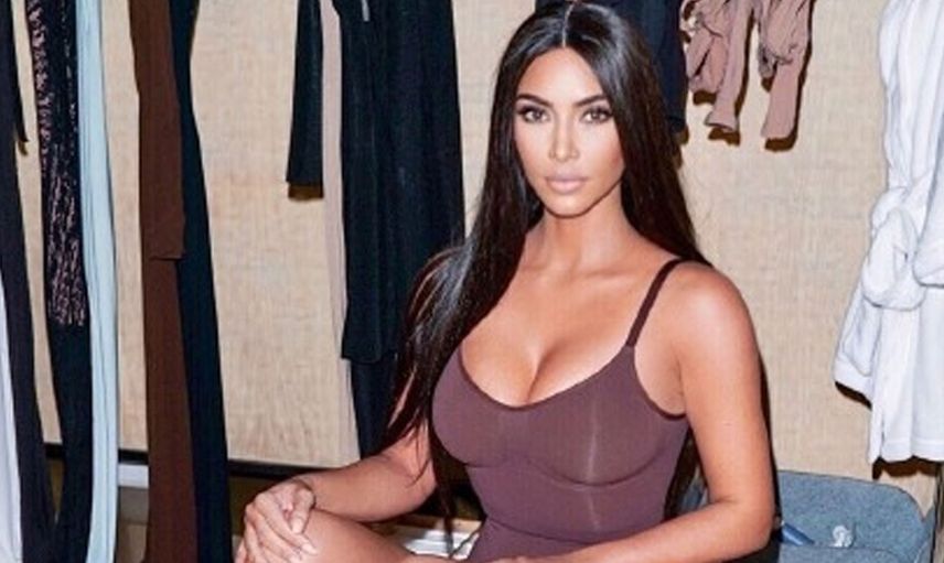 Ünlü model iç çamaşırları ile canlı yayın yaptı: Takipçileri meme ucunun göründüğünü fark edince olanlar oldu