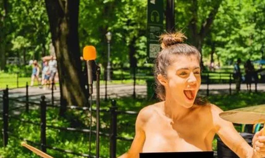 Ünlü model sokakta çırılçıplak yürüdü! Bir gören bir daha baktı o anlarını takipçilerinin beğenisine sundu