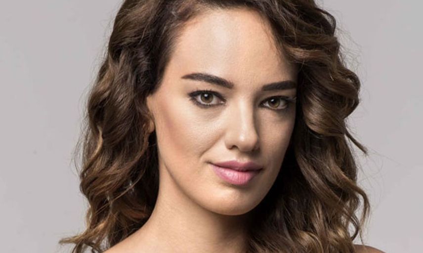 Ünlü oyuncu Seda Bakan’dan dikkat çeken pozlar: Tesettüre mi girdi?