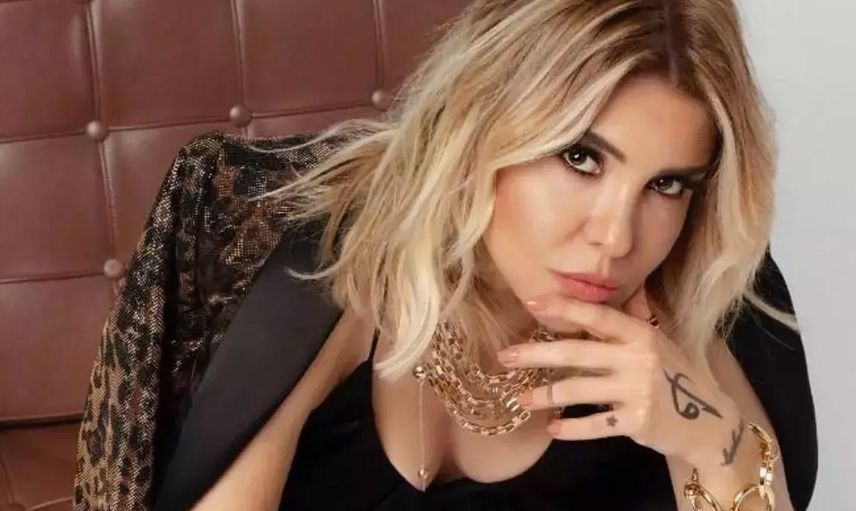 Ünlü şarkıcı Gülben Ergen'den çok konuşulan paylaşım: Bornozuyla salıncağa bindi, bacak bacak üstüne attı!
