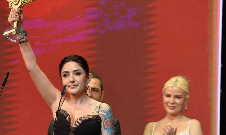 Ünlülerin sahnede yaşadıkları ilginç olaylar