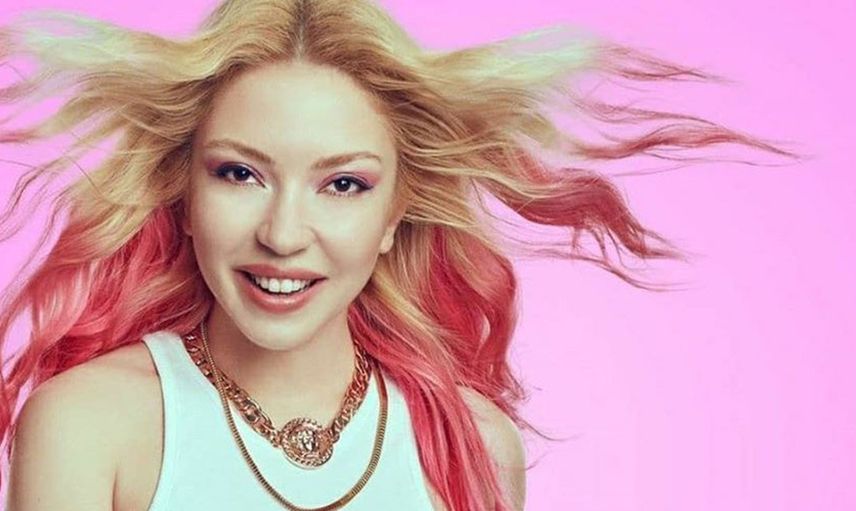Şarkıcı Ece Seçkin'den Ayna Karşısında Cesur Pozlar