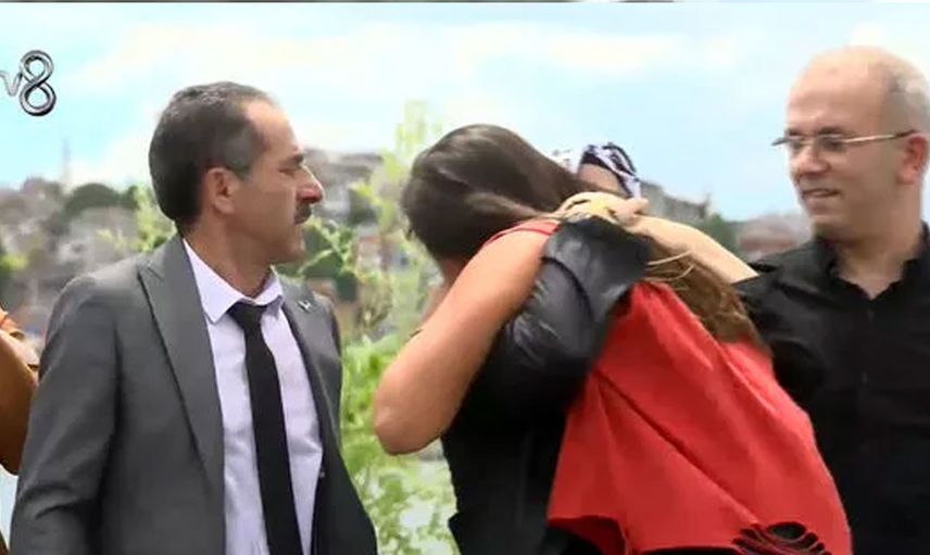 Ayşe ile Nisa yarışma boyunca birbirini yedi sonra da bitmesine iki gün kala sarmas dolaş ağlamaya başladı! Acun bu sahne karşısında şoke oldu
