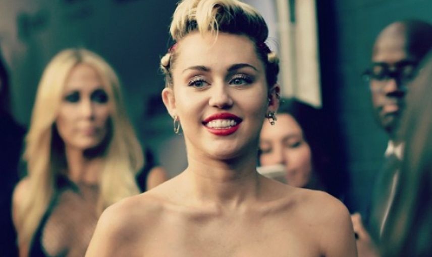 Şarkıcı Miley Cyrus’un uçağına yıldırım çarptı