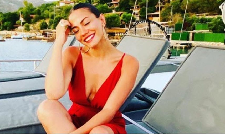 Dekolteyi Abartan Demet Özdemir 
