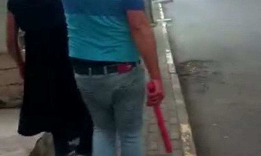 İstanbul'da Eşini Taciz Eden Adama Etek Giydirdi