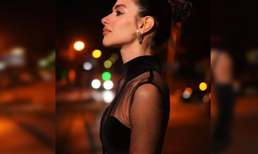 Nesrin Cavadzade'den kasığına kadar transparanlı elbisesiyle iddialı pozlar: Yorum yağdı!