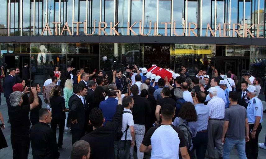 Cüneyt Arkın'ın cenazesinde büyük saygısızlık! Böyle bir rezillik daha önce hiç görülmedi