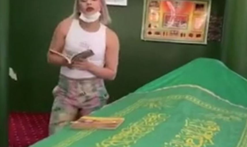 Türbede Video Çeken Kıza Tepkiler Çığ Gibi Büyüdü!