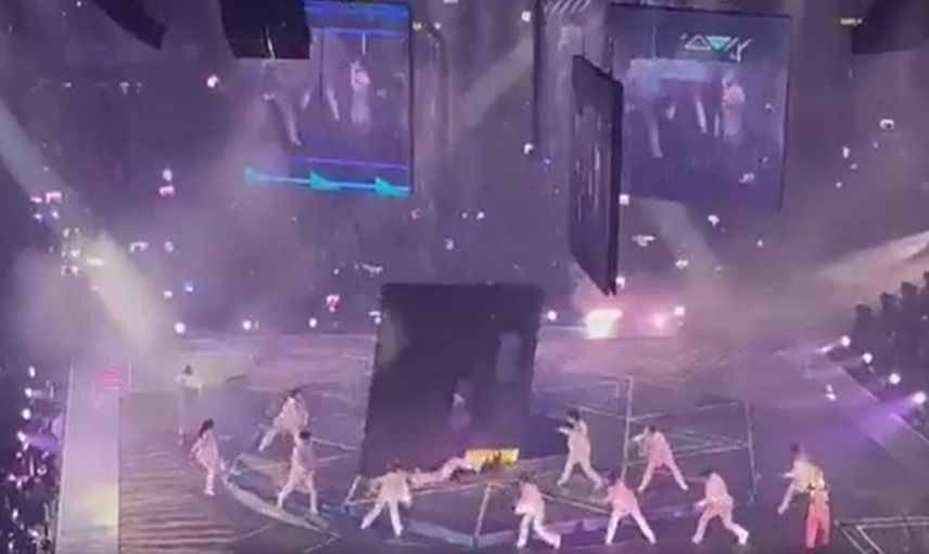 İki dansçı altında kaldı