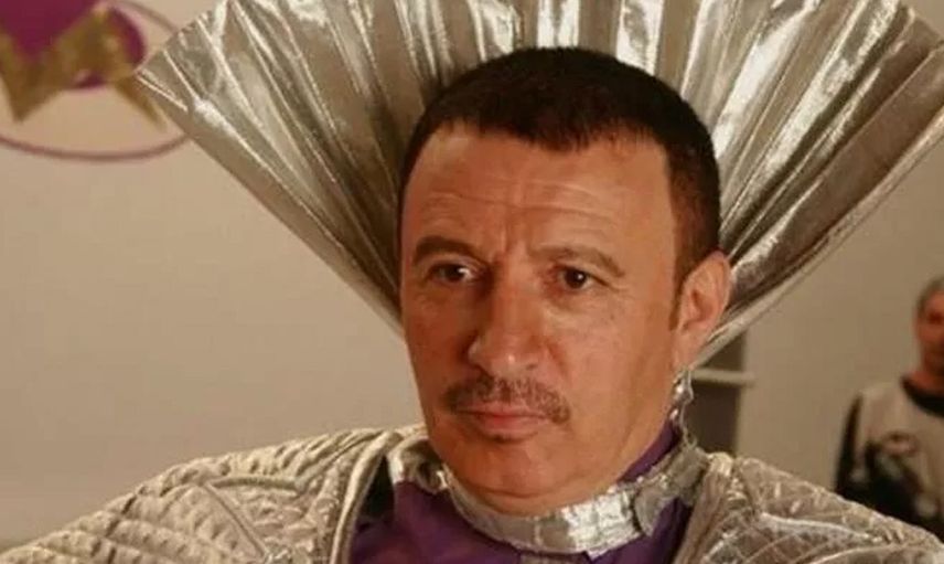 Sevenlerini yıktı