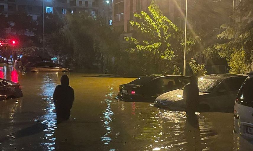 Vatandaş isyan etti! İstanbul'da yağmurun ardından yollar göle döndü