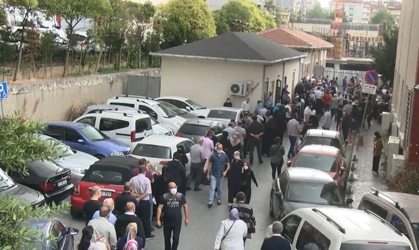 Vatandaşlar Hastanelere Akın Etti! İstanbul'da Uzun Aşı Kuyrukları Oluştu