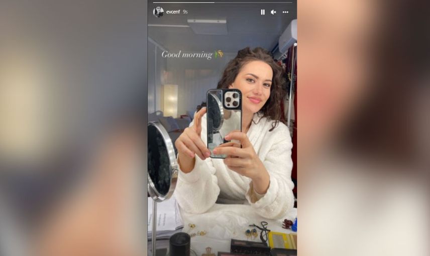 Fahriye Evcen bornozlu paylaşımı ile doğal güzelliğini konuşturdu! Paylaşımı ile kendine hayran bıraktı