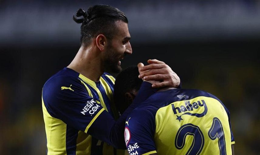 Fenerbahçeli Bright Osayi-Samuel, Emre Belözoğlu'nun transferinde kendisini nasıl ikna ettiğini açıkladı