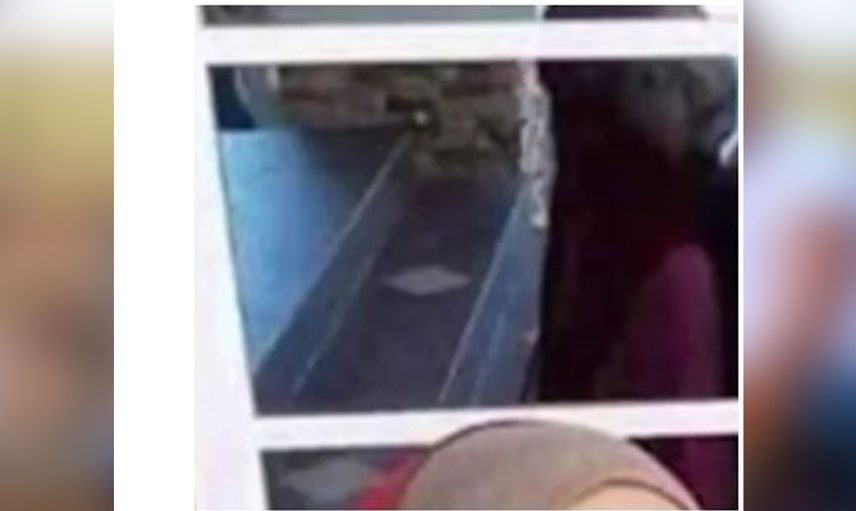 Ailesiyle sıradan bir fotoğraf çekilmişti, ayrıntıyı fark edince şok oldu!