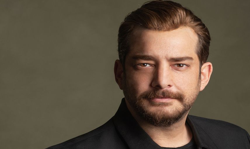 Enis Arıkan yaşça küçük genç oyuncuyla samimi pozları! İşte ortak yaptırdıkları o dövmenin anlamı...