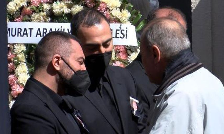 Bir evladın en acı günü: Babasını kaybeden Rober Hatemo cenazede gözyaşlarını tutamadı