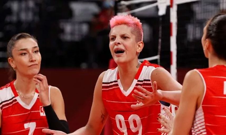 Ebrar Karakurt'a çirkin saldırı! Ünlü voleybolcu alkollü bir adamın sözlü tacizine uğrayınca sinirden deliye döndü