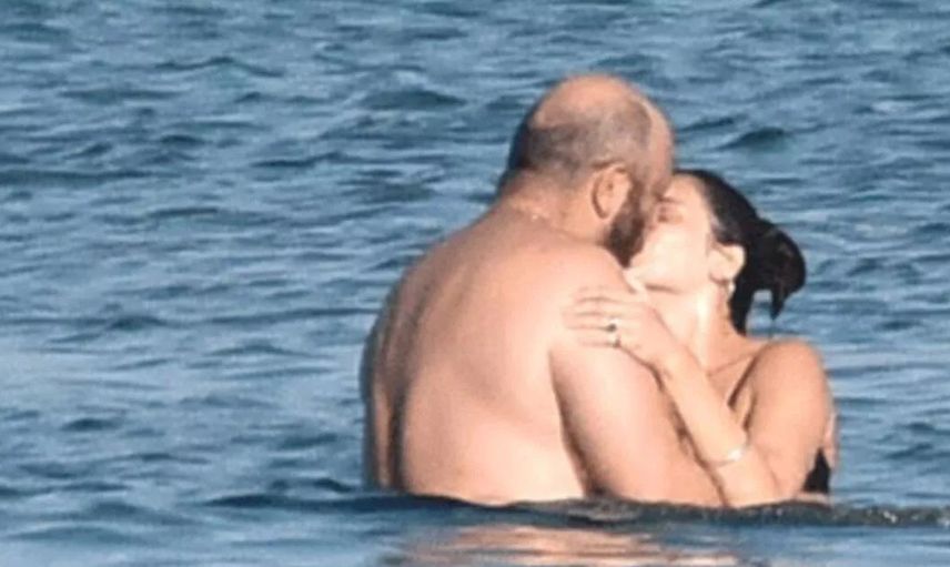 Serkan Keskin ve Meriç Aral tatilde aşka geldi! İkili denizin ortasında kimseyi umursamadan yakınlaştı o anlar Bebek Sahili rezaletini akıllara getirdi