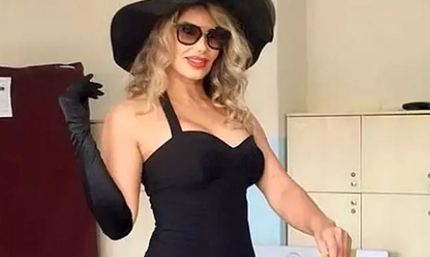 Bu sene ki seçim kombini akılara zarar! Şarkıcı Hatice'nin oy vermeye giderken giydiği kıyafet olay oldu