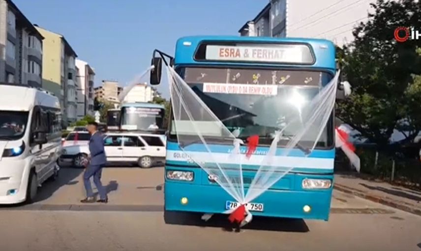 Karabük'te Halk Otobüsünde Tanışan Çift Otobüsü Gelin Arabası Yaptı