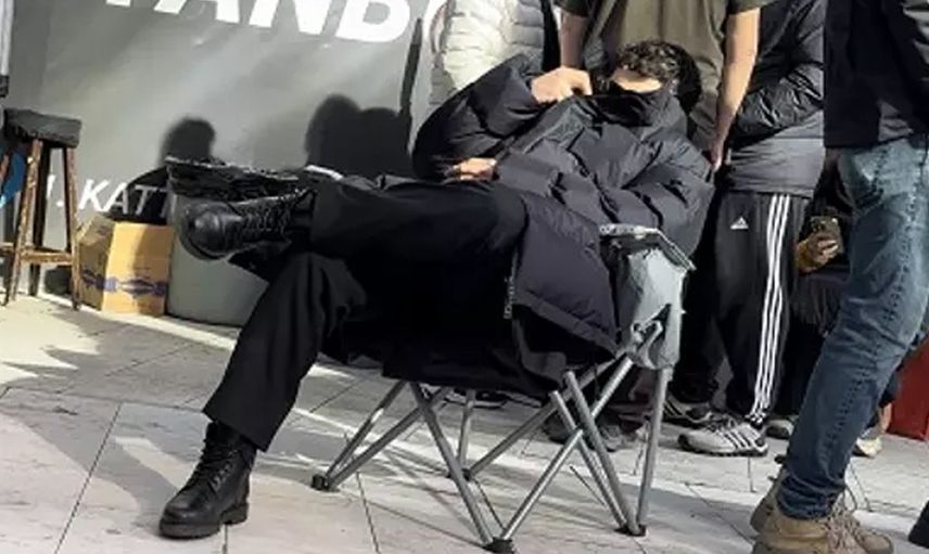 Yalı Çapkını'nın Ferit'i Mert Ramazan Demir sette öyle bir halde yakalandı ki: Hayranlarını endişelendiren görüntüler
