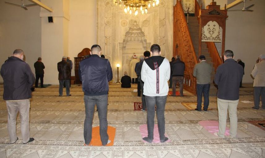 Tam Kapanmanın İlk Cuma Namazında Camiler Doldu
