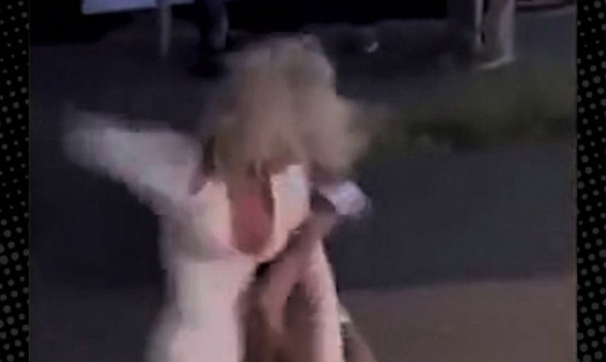 Ünlü modeller sokak ortasında birbirine girdi! Mahaller kavgası gibi saç baş yoldular