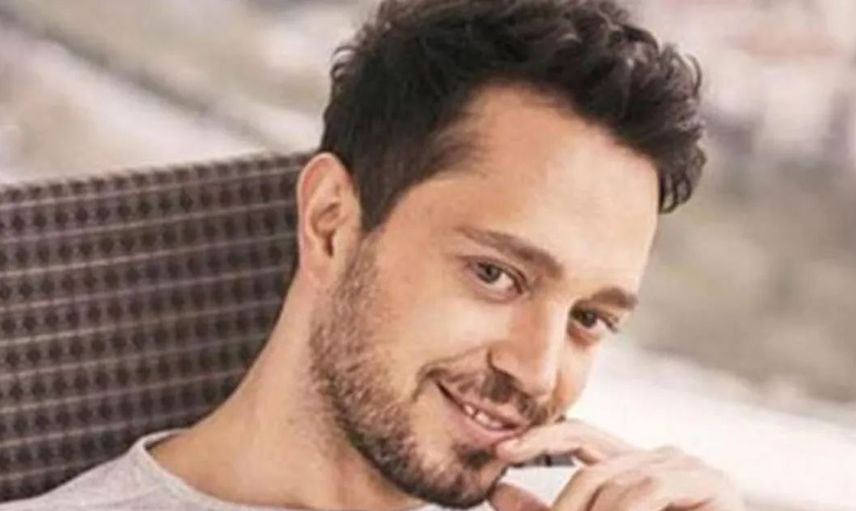 Murat Boz'dan karın kası şovu! Üstsüz poz veren ünlü şarkıcı genç kızların gözlerini kamaştırdı