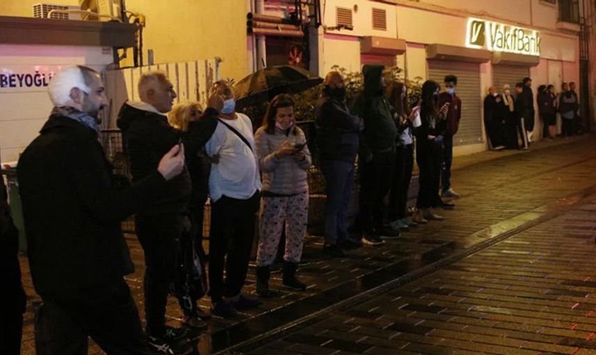 Taksim'de Panik Dolu Anlar! Turistler Sokağa Döküldü