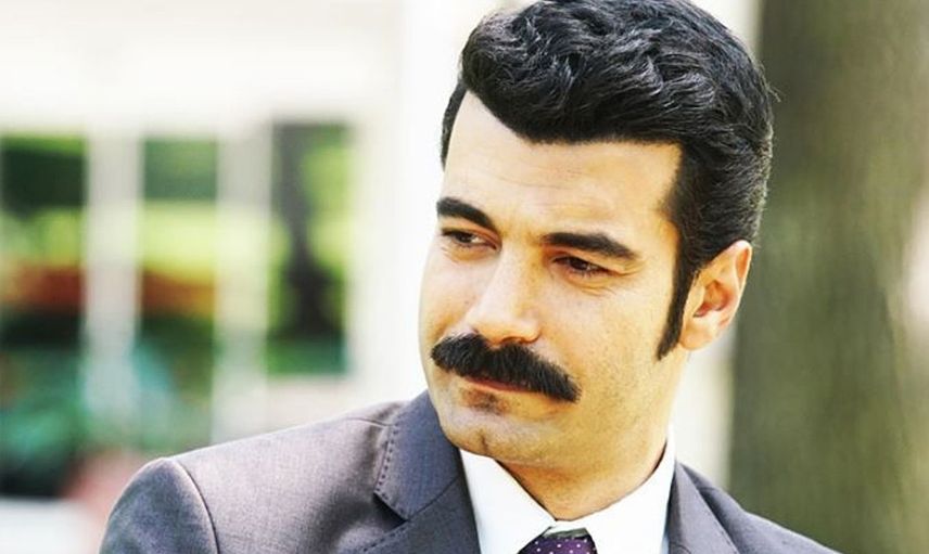 Murat Ünalmış'tan tepki çeken hareket: İBB Başkan adayı Murat Kurum'un afişlerini ve hediyelerini çöpe attı!