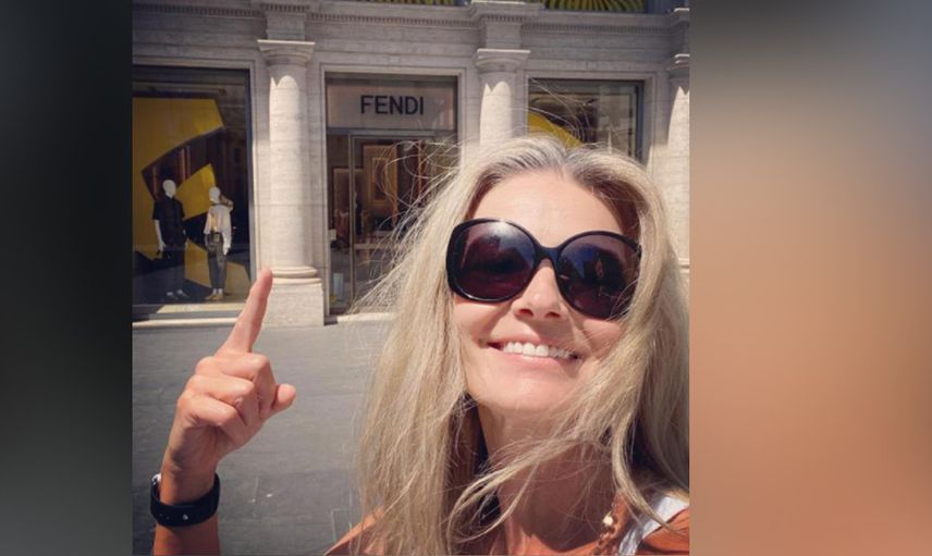 Süper model ayna karşısında cesur pozlar verdi